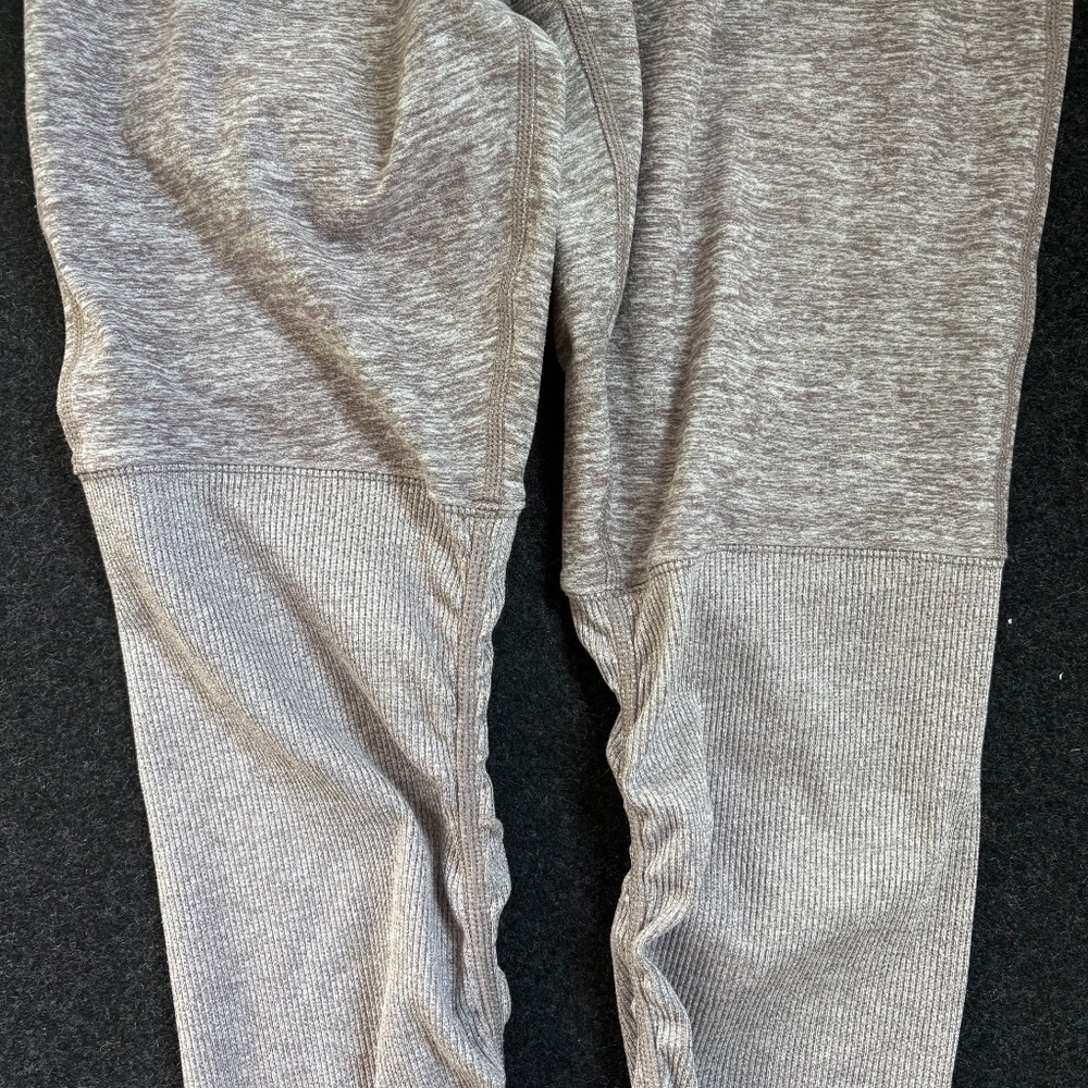 🧘‍♀️ Alo Yoga Gathered High-Waist Leggings – RARE - Melange Beige-Grey - Picture 3 of 7
